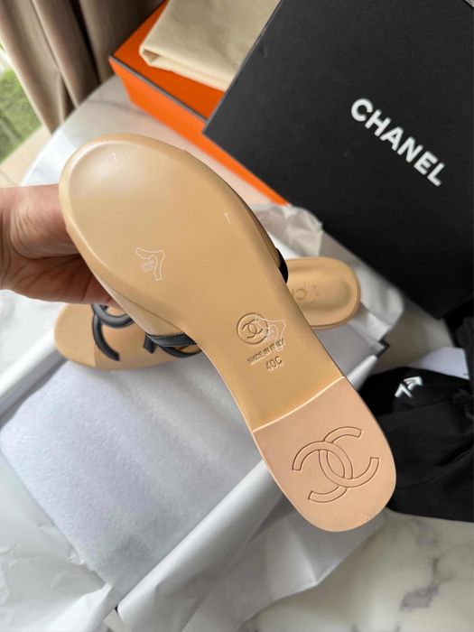 Klapki Chanel beige leather