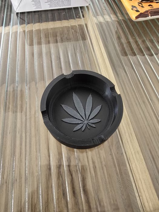 Cinzeiro com Símbolo da Erva de Cannabis – Impresso em 3D