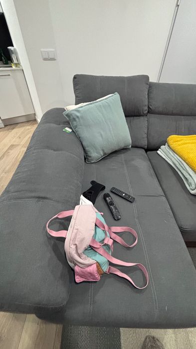 Sofá de canto cinzento – confortável e em ótimo estado