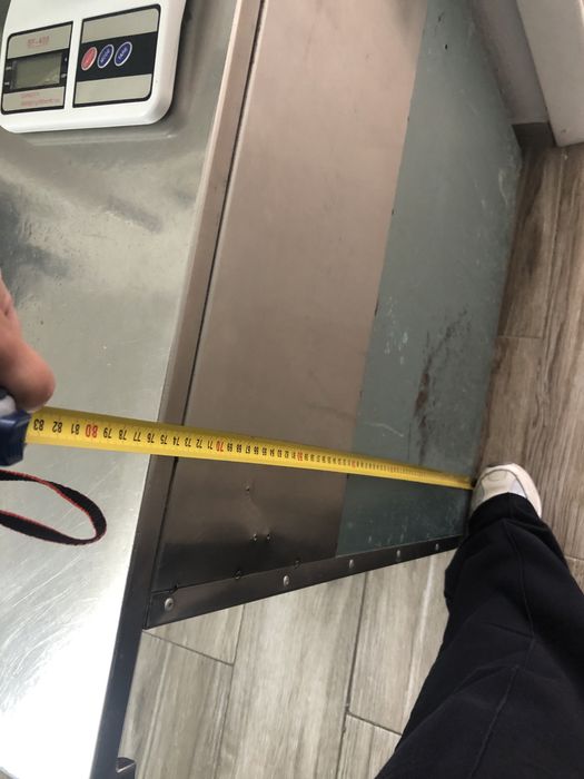 Mesa inox, usada para trabalhos de cozinha