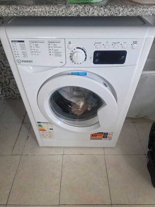 Maquina de lavar roupa com pouco uso