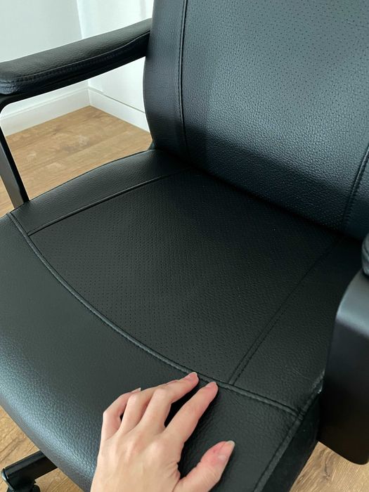 Cadeira giratória, Murum preto