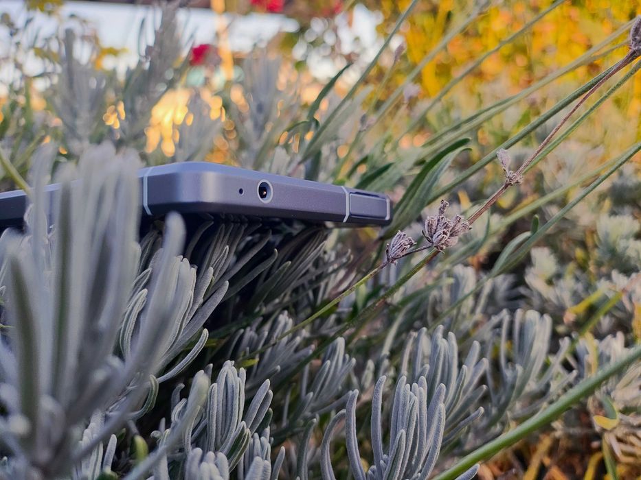 Противоударный смартфон Sharp R8 (2sim,IP68,6.4"240Гц,Snap8Gen2,4570ма