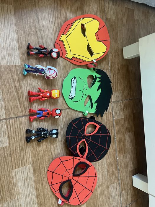 Lote de bonecos e mascaras Super herois