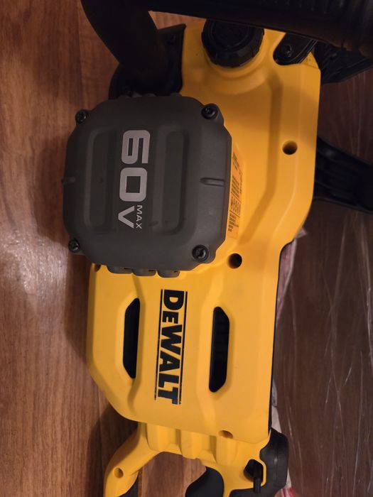 Ланцюгова пила DeWALT DCCS672  під ремонт