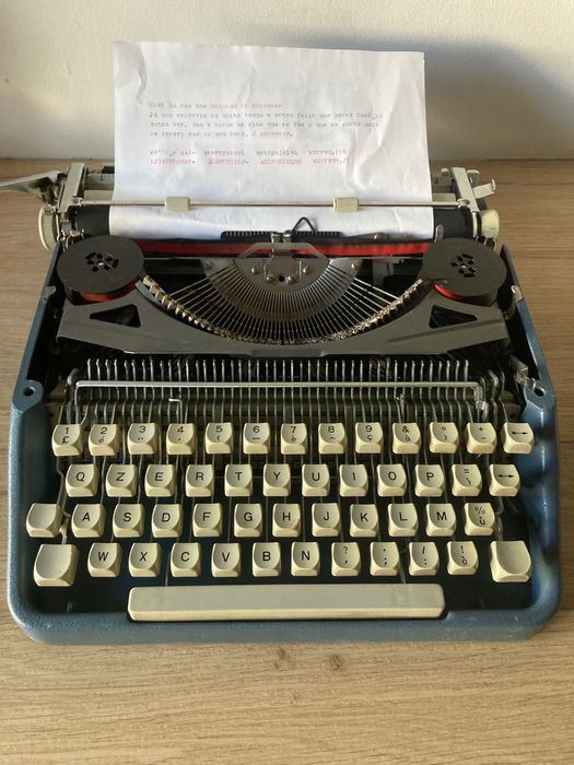 Máquina de escrever ** Antares