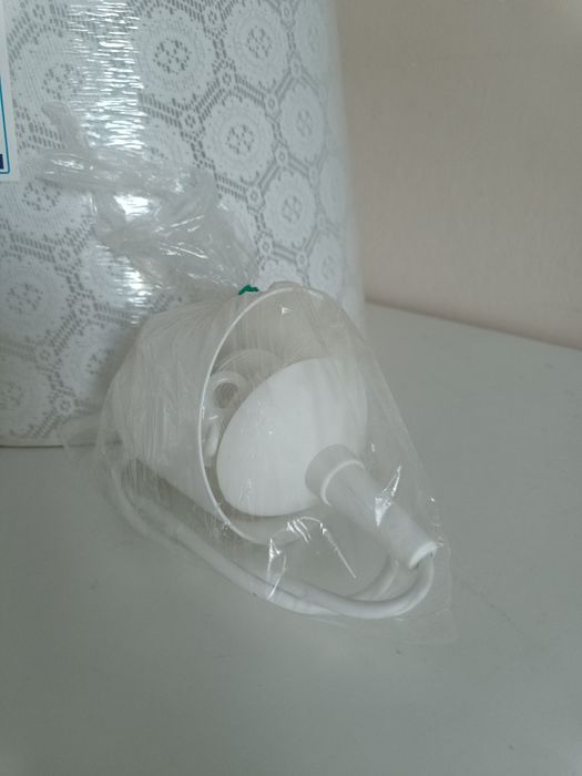 Lampa wisząca, biały abażur stożkowy z szydełkowanej koronki