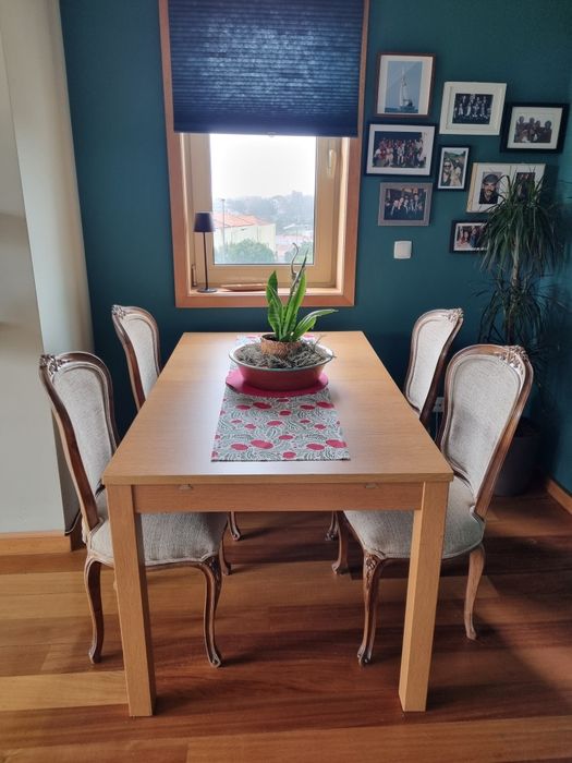 Conjunto de 4 cadeiras estilo clássico / vintage em madeira maciça