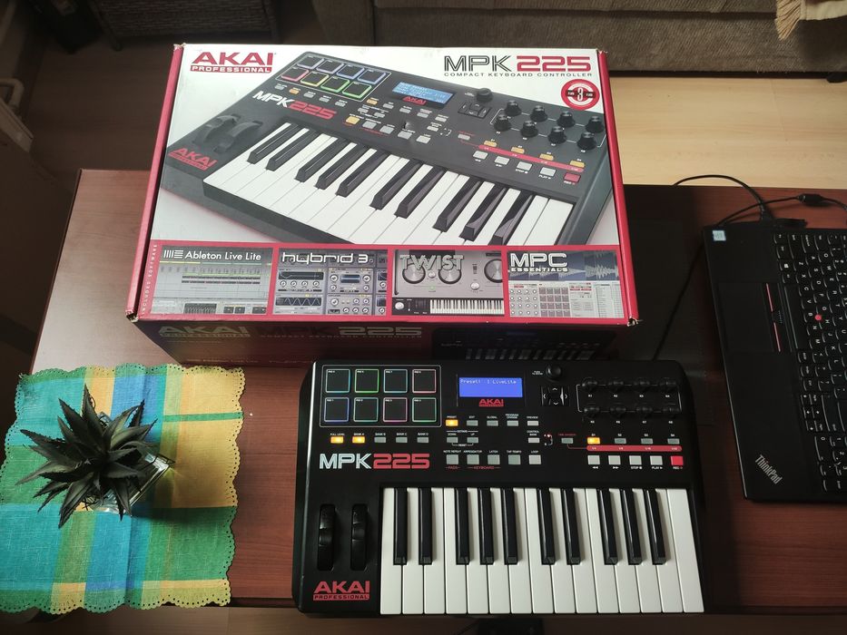 AKAI MPK 225  Super stan