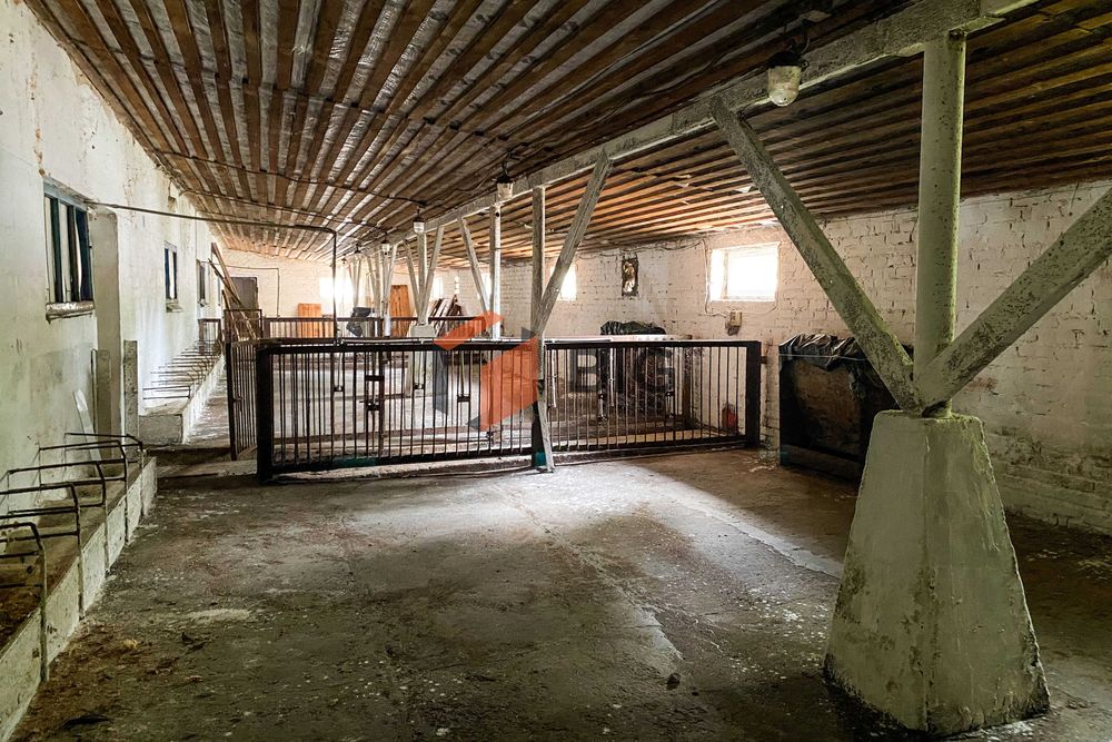 Продається цегляна будівля з повною інфраструктурою