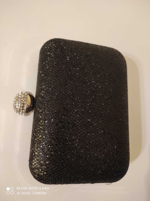 Czarna błyszcząca kopertówka