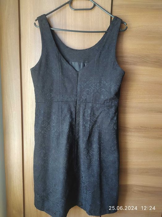 Klasyczna mała czarna z koronkowym motywem