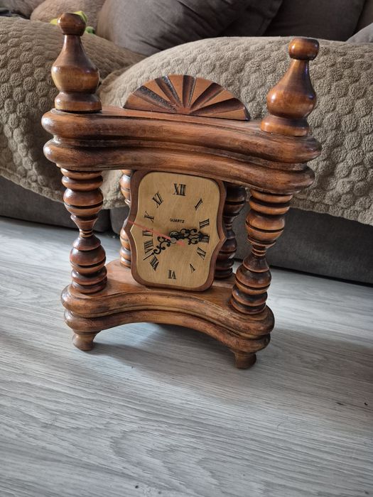 Drewniany zegar kominkowy / stołowy – styl retro, kwarc, sprawny