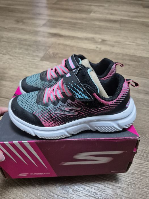 Кросівки на дівчинку skechers