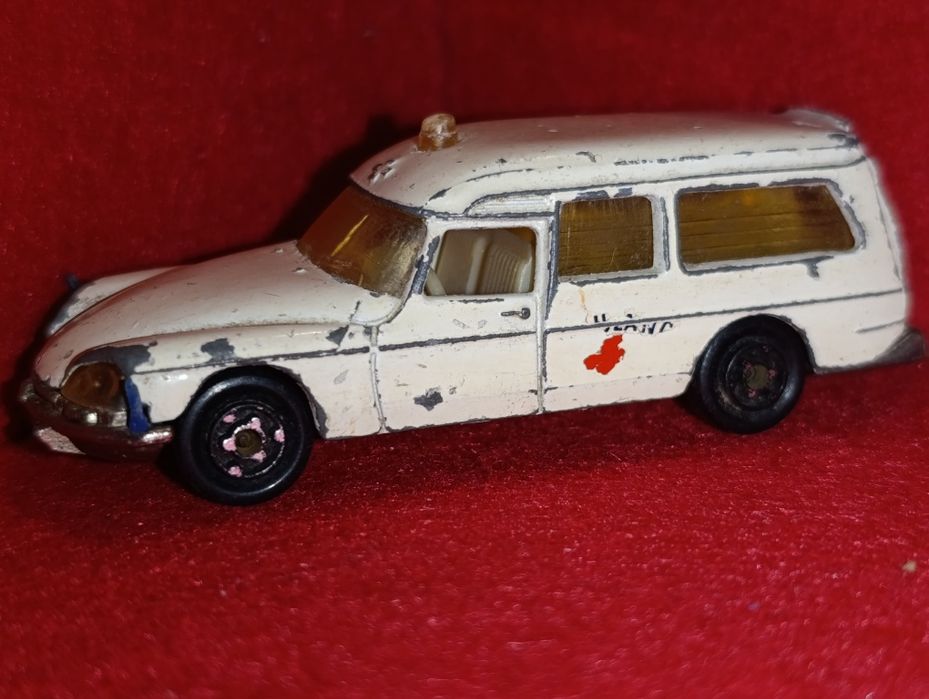 Majorette Ambulância DS 21