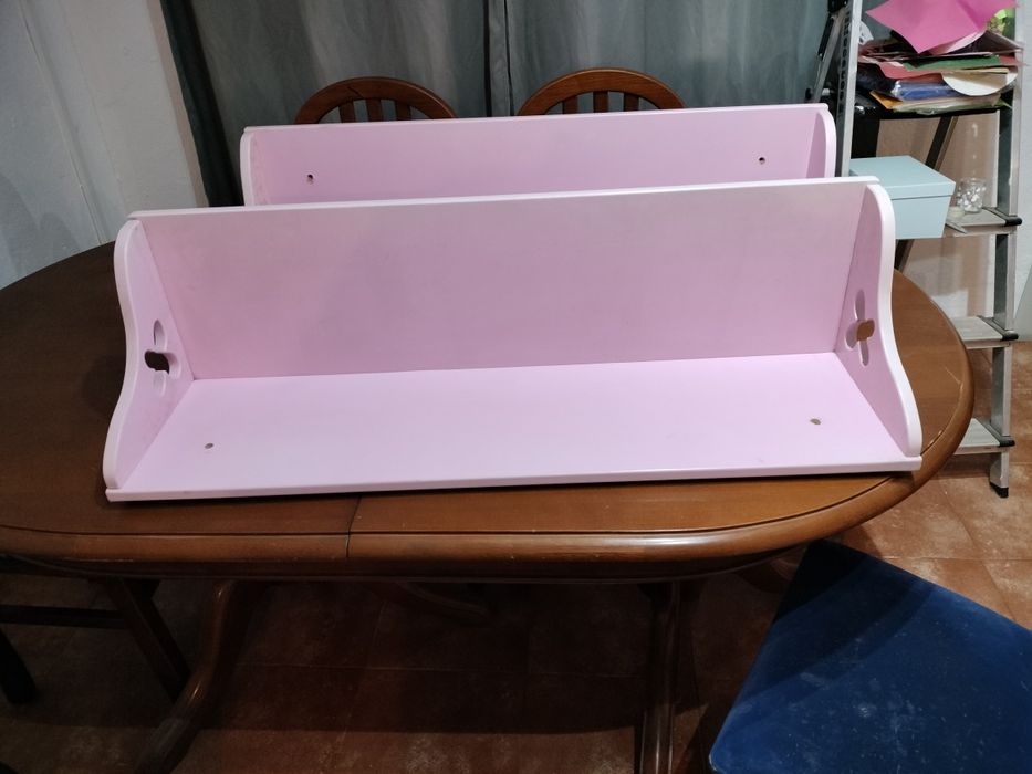 Vendo 2 prateleiras de quarto de criança