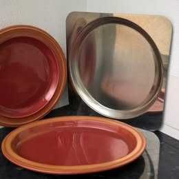 Pratos cerâmica com suporte Novo Figurino. 30 cm larg.