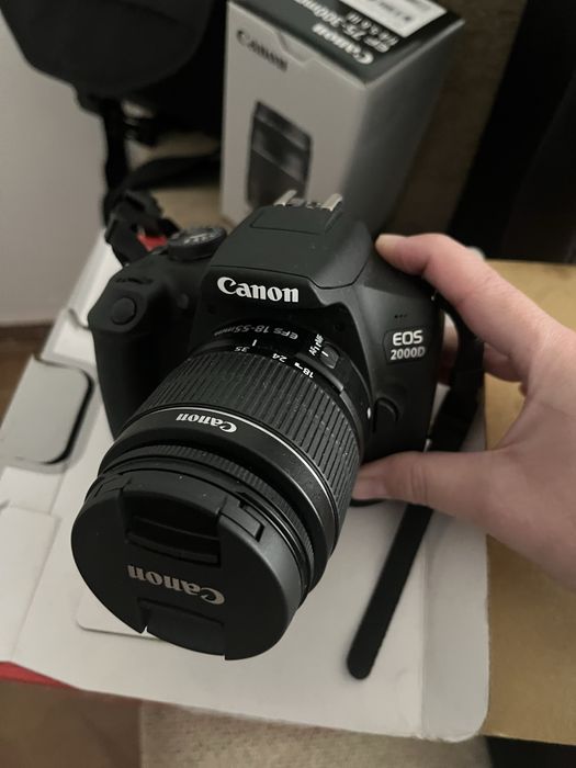Maquina fotografia Canon EO2000D com objectiva e na caixa