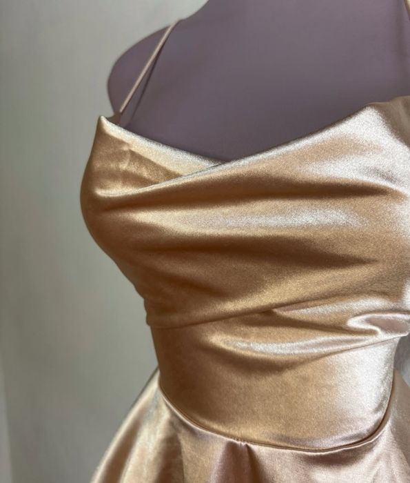 Атласна сукня з відкритою спиною