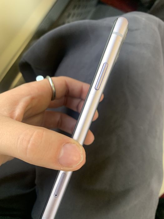 iPhone 11  128GB com capa64752328634242122