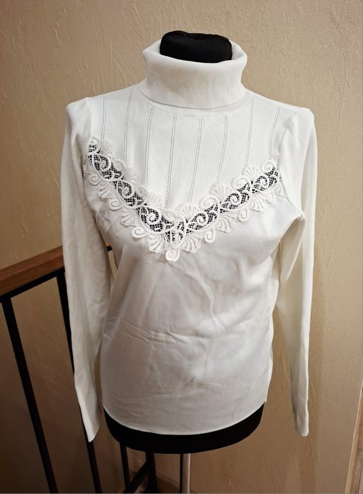 Piękny biały sweterek