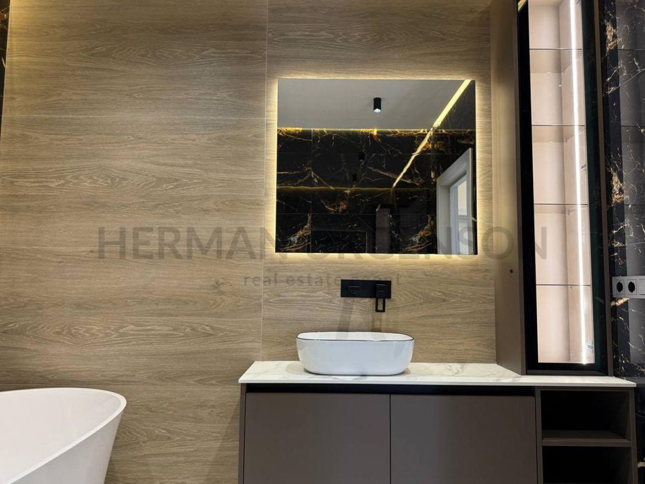 Продаж дуплексу 175 м.кв / 3.5 сотки / Ужгород, р-н Садовий