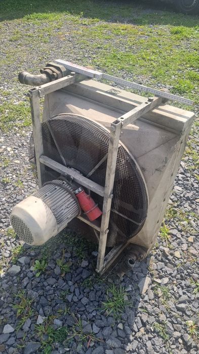 Duża chlodnica hydrauliczna z silnikiem