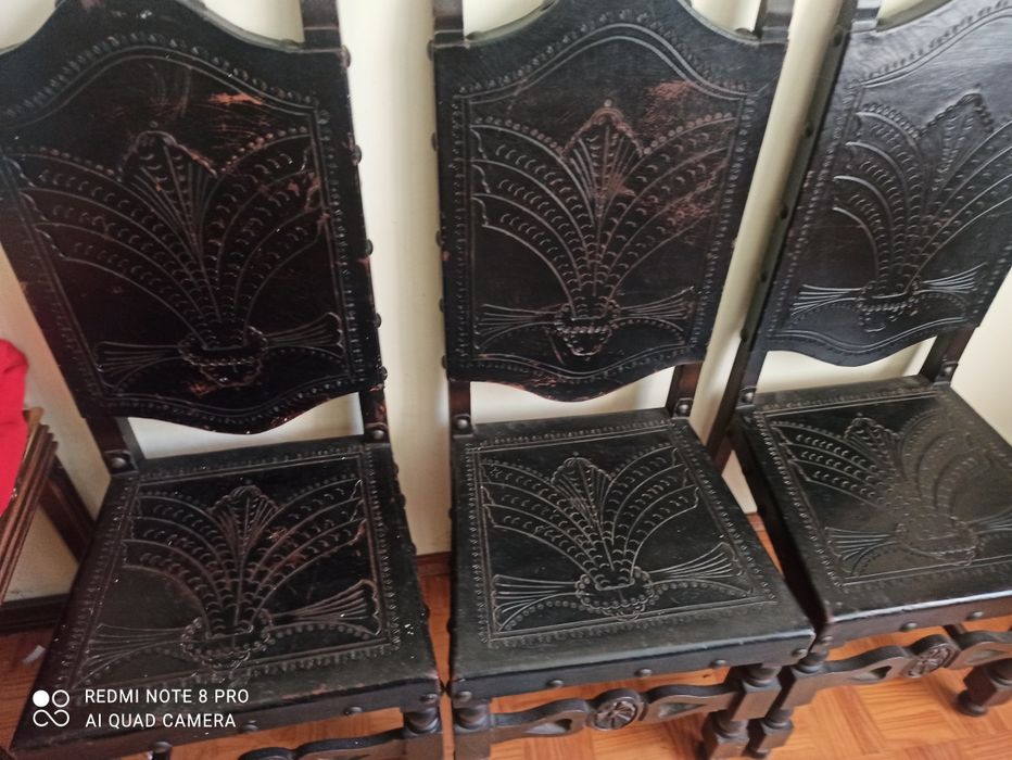 Três cadeiras antigas