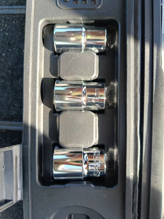 Klucz dynamometryczny 1/2” 40–210 Nm + nasadki – komplet
Sprzedam kluc