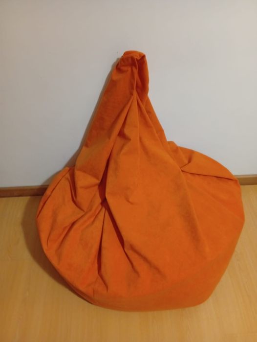 Pouf laranja em pêra