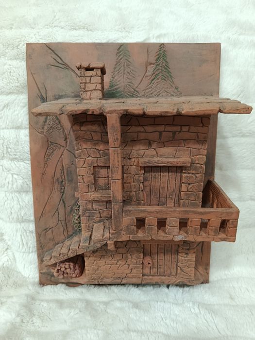 Peça rústica em barro vermelho feito artesanalmente para parede