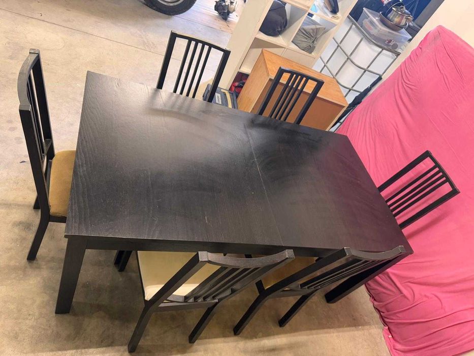 Mesa de madeira extensível com 6 cadeiras