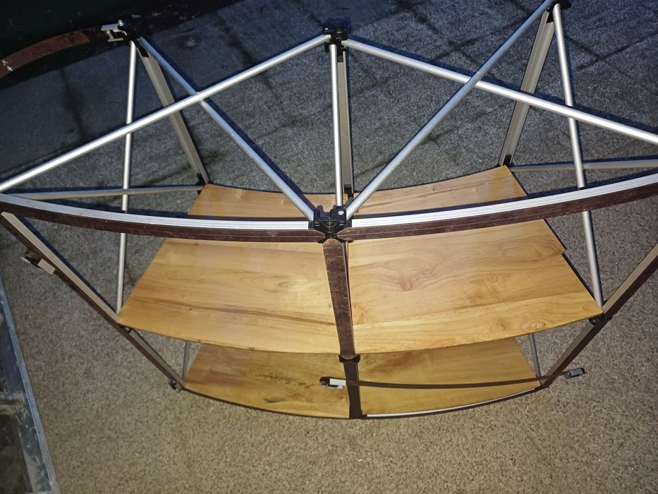Mesa com prateleiras