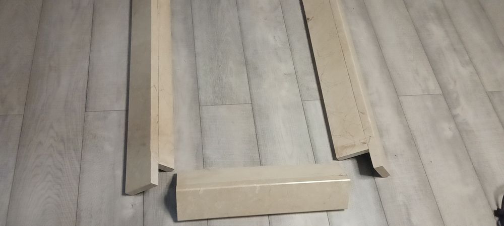 Ramka opaska kominka z marmuru Breccia