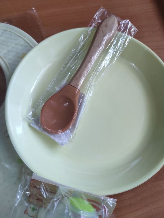 Новый набор слюнявчик, тарелка, ложка, бутылочка, посуда