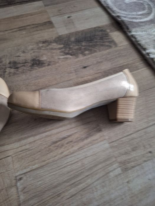 Buty  bezowe na obcasie