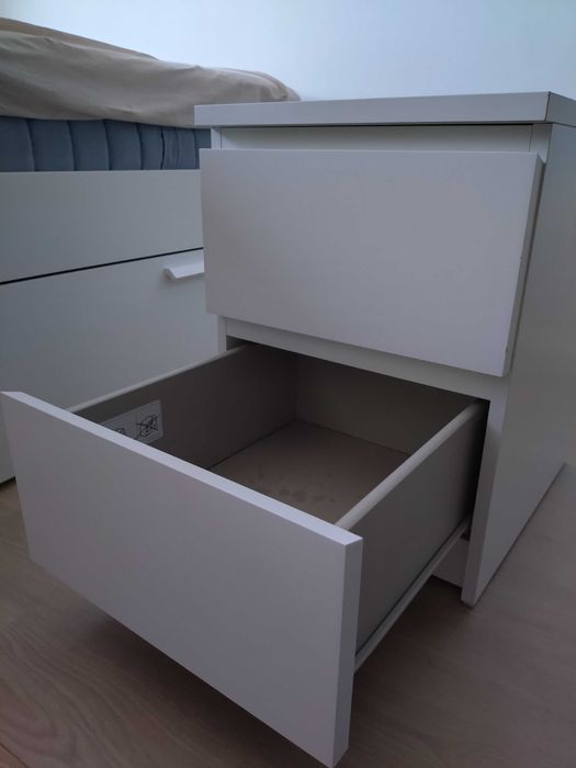 Cómoda branca pequena com 2 gavetas