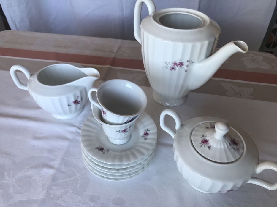 Vista Alegre - Serviço de cafe, muito incompleto.