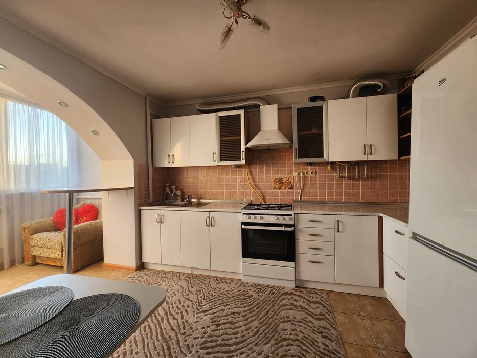 Простора однокімнатна квартира з євроремонтом, меблями та технікою