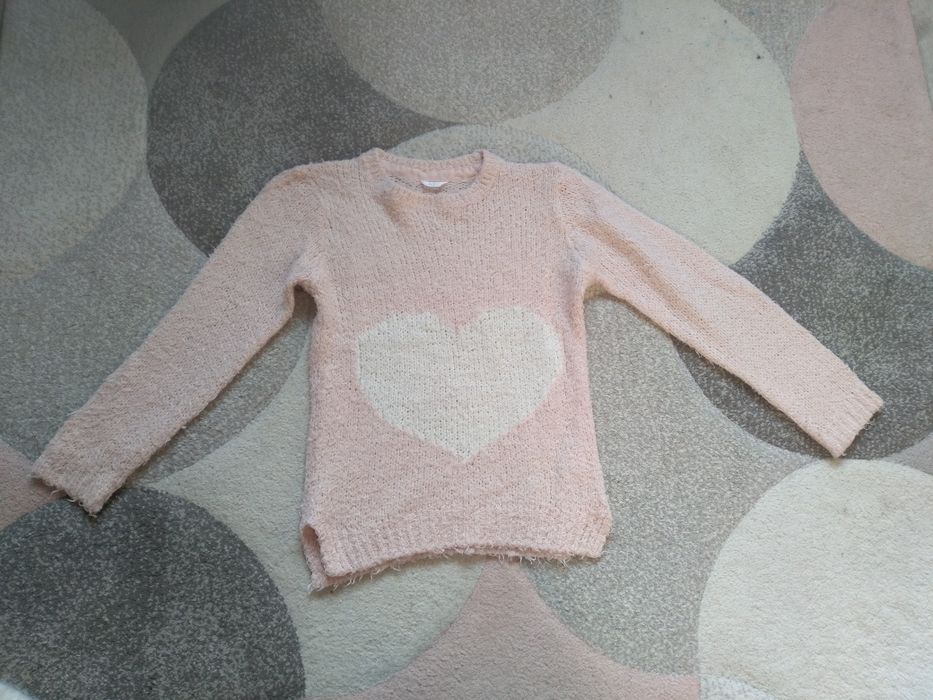 Jasno różowy włochaty miękki sweter z serduszkiem r. 122-128