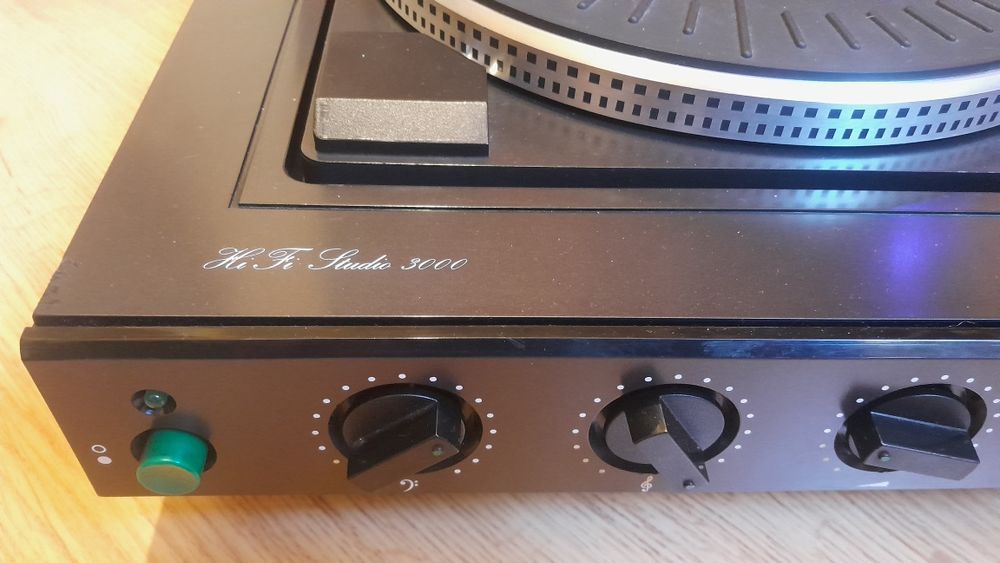 Gramofon Universum ze wzmacniaczem