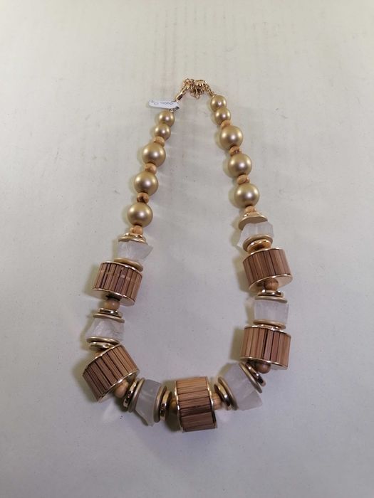 Colar com pedras douradas e com cilindros em madeira - Bijuteria