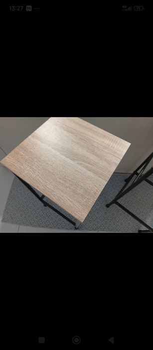 Bancos altos em pinho e preto