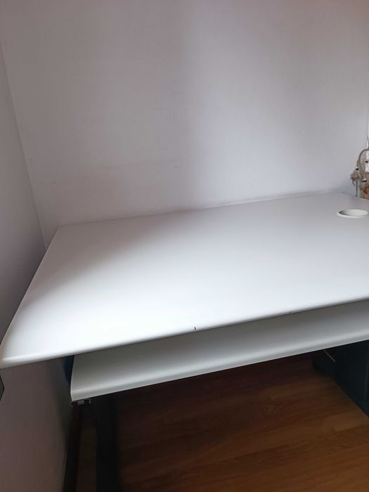 Secretária em bom estado