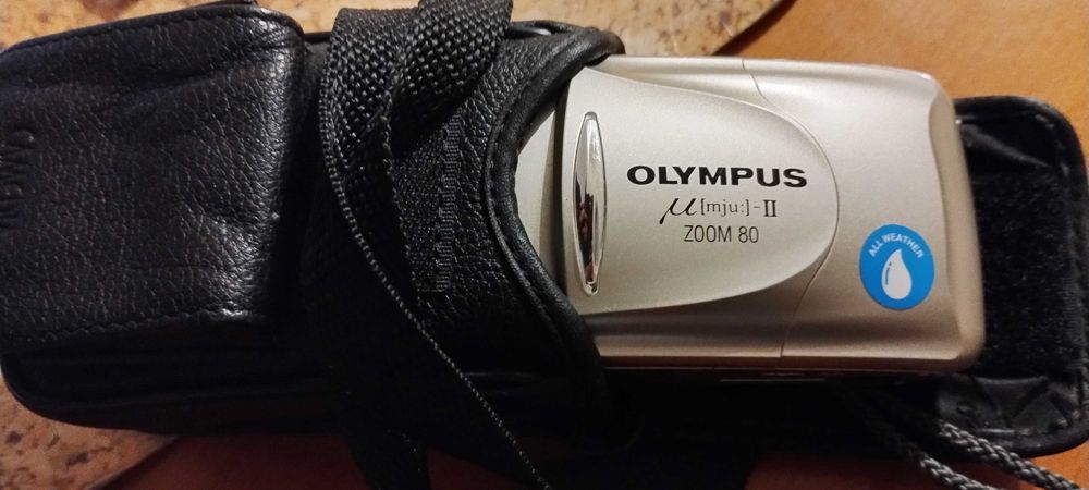 Aparat analogowy - Olympus MJU II Zoom 80  oraz etui