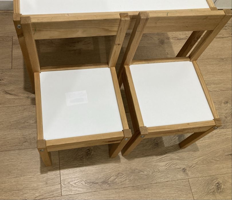 Mesa para criança com cadeiras