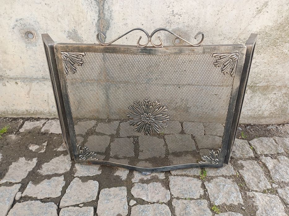 Proteção para lareira metálica em exemplar estado de conservação.
Medidas em foto