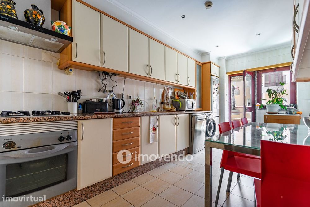 Apartamento T3 com áreas amplas, varandas e arrecadação, em Alverca