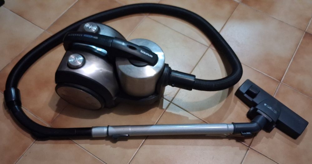 Aspirador Taurus em inox com boa sucção
