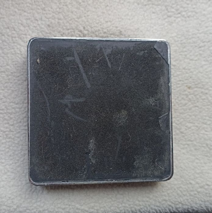 Stara ciężka popielniczka .